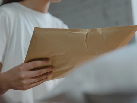 personne qui tient une enveloppe
