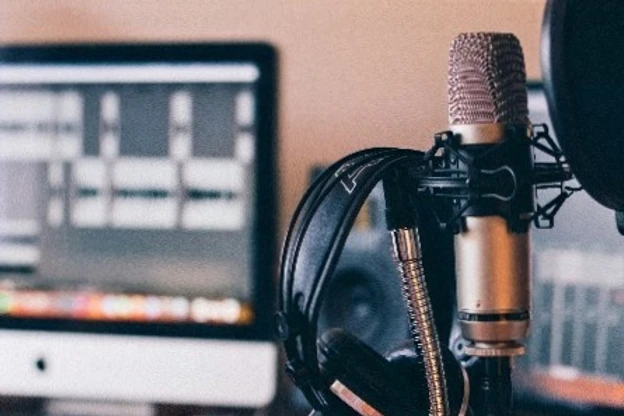 un micro et casque dans un studio