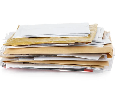 une pile d'enveloppe