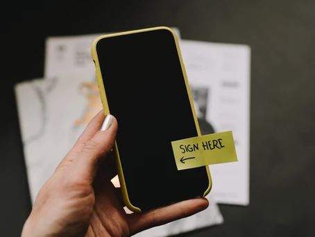 un telephone avec un post it sur l'écran