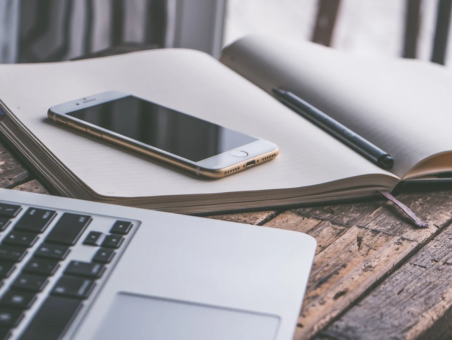 téléphone sur un livre ouvert