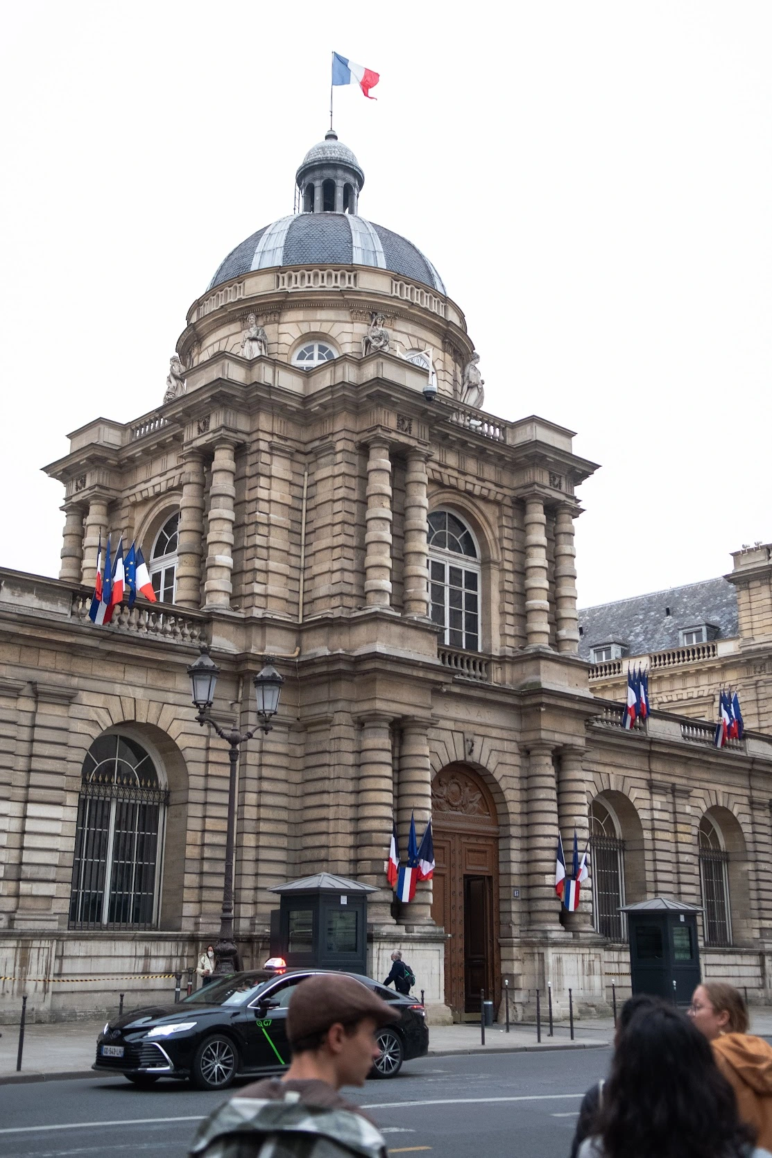 personne qui travaille avec des parapheurs physique