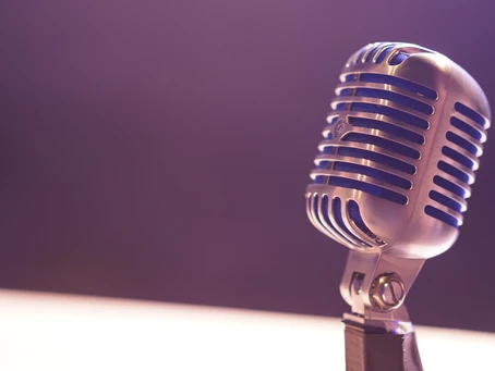 un micro dans une salle violette