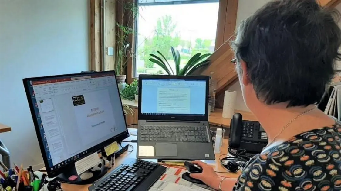 une femme qui travaille dans une mairie